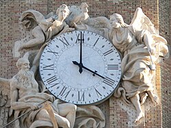 Reloj mecánico en la Torre de La Seo, Zaragoza, España