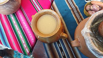 Chicha servida en cántaro