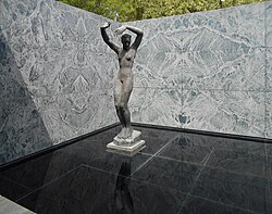 Escultura Mañana de Georg Kolbe en el estanque