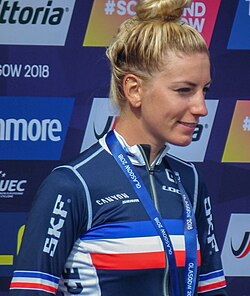 Retrato oficial de Pauline Ferrand-Prévot como medallista olímpica y figura del ciclismo