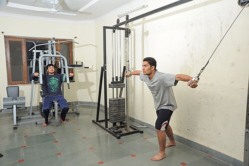 Máquinas de gimnasio para ejercicios de resistencia.