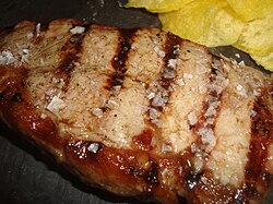Entrecot de ternera a la parrilla sazonado con escamas de sal