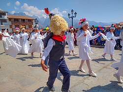 Niño ataviado como cóndor ejecutando la danza tradicional Quispi Cóndor en Perú