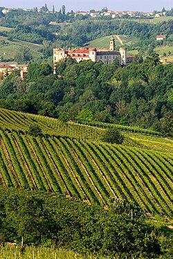 Paisaje montañoso y colinas en la zona de Monferrato