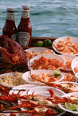 Una mariscada servida en una fuente