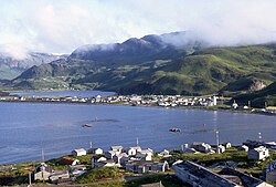 Vista de Unalaska en 1972 con edificios derrumbados de la base naval cerrada
