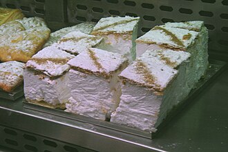 Porción de milhojas tradicional entre dos capas de hojaldre.