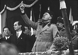 Benito Mussolini pronunciando un discurso en Milán