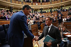 Pedro Sánchez siendo felicitado tras su investidura
