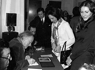 Paul Delvaux firmando autógrafos en Bruselas en 1972.