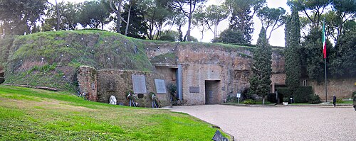 Entrada histórica a las fosas Ardeatinas en Roma