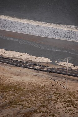 Playa protegida con sacos de arena tras el impacto del huracán Sandy en el cabo Hatteras.