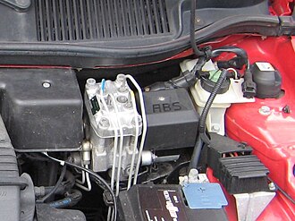 Bomba de freno y calculador electrónico del sistema ABS en un automóvil.