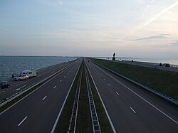 Afsluitdijk con la estatua de Lely