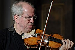 Fotografía de perfil y detalles biográficos de Gidon Kremer