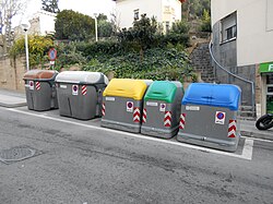 Contenedores de basura y recogida selectiva en la vía pública