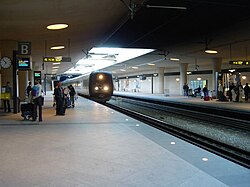 Infraestructura ferroviaria exterior con múltiples vías de acceso al complejo