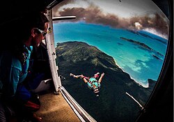 Persona realizando paracaidismo en pleno vuelo