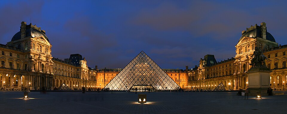 El patio del Museo del Louvre por la noche