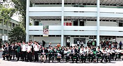 Estudiantes de preparatoria en México portando uniforme escolar.
