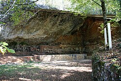 Detalle de herramientas y materiales líticos recuperados en las excavaciones
