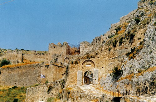 Murallas defensivas medievales y bizantinas en la fortaleza del Acrocorinto.