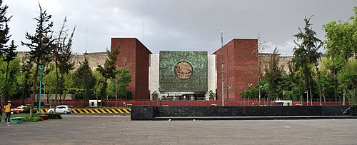 Vista frontal de la Cámara de Diputados de México.
