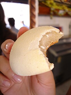 Pandebono a medio hornear en una bandeja