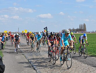 Lars Boom y John Degenkolb al frente del pelotón en el sector de pavé de Gruson.