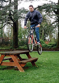 Ciclista realizando un salto en tierra