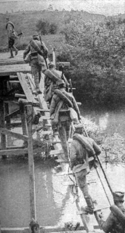 Soldados serbios cruzando el río Kolubara