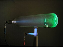 Tubo de Crookes iluminado por corriente eléctrica