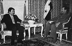 Sadam Huseín junto a líderes políticos
