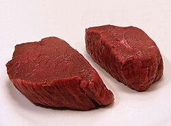 Filetes de venado crudos sobre una superficie