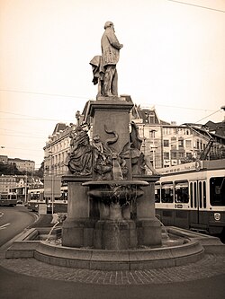 Monumento a Alfred Escher frente a la estación