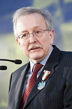 Juan Pablo Fusi recibiendo la distinción Lan Onari en el Día de Euskadi en el año 2011