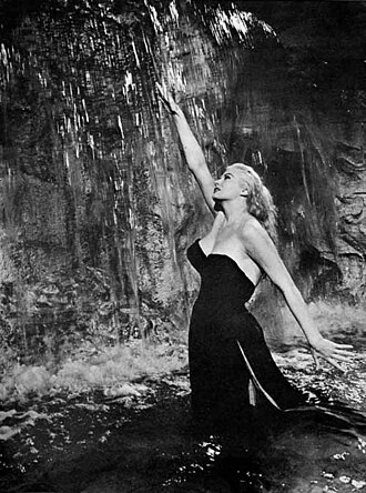 Sylvia en la Fontana de Trevi durante una escena de la película