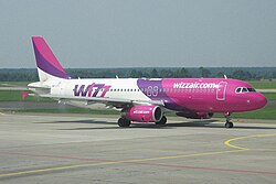 Airbus A320 Wizz Air en el Aeropuerto Internacional de Katowice en Polonia.