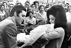 Elvis y Priscilla Presley junto a su hija Lisa Marie en 1968