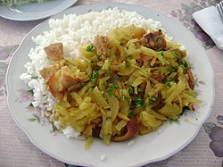 Olluquitos guisados con carne de cerdo y servidos con arroz blanco en Ancash, Perú