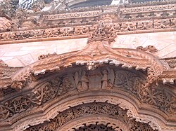 Detalle escultórico del portal de las Capelas Imperfeitas en Batalha