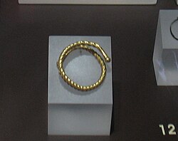 Pequeña joya de oro en forma de torque excavada en el castro de Peñas de Oro