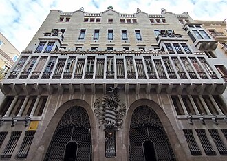 Vista general y detalles ornamentales del Palacio Güell en Barcelona