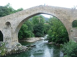 Puente de Cangas de Onís con una reproducción de la Cruz de la Victoria
