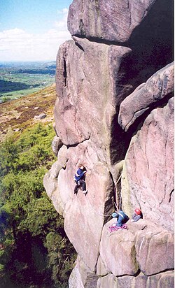 Escaladores en pared rocosa