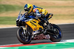 Motocicletas compitiendo en una prueba de velocidad en circuito