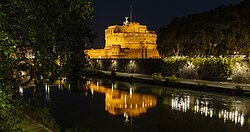 Vista nocturna del Castillo Sant'Angelo junto al Tíber