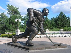 Escultura en honor a Maurice Richard ubicada en Gatineau