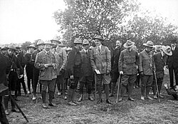 José Antonio Primo de Rivera con uniforme de los Exploradores de España junto al rey Alfonso XIII.