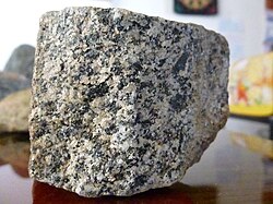 Detalle cercano de una roca de granito.
